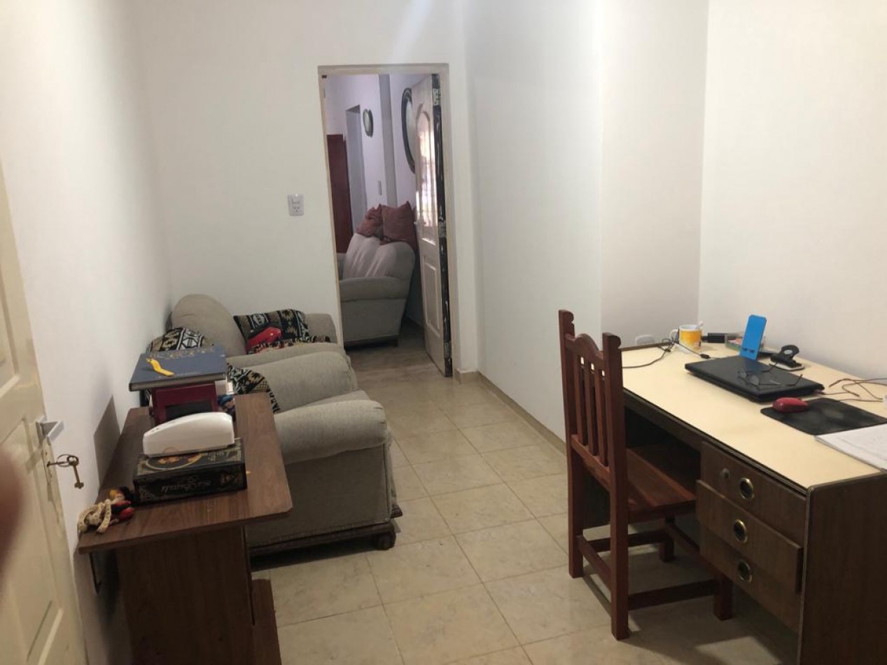 CASA DE DOS DORMITORIOS Y COCHERA, A METROS DE AV. LUJAN, SANTO TOME