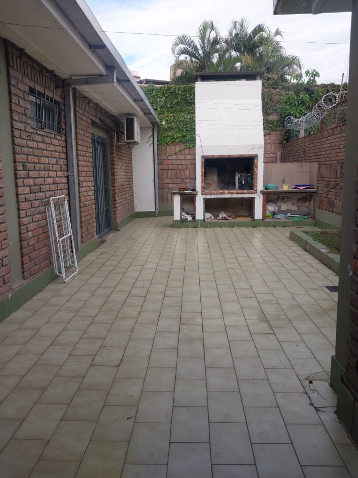 CASA DE DOS DORMITORIOS Y COCHERA A POCOS METROS DE LA COSTANERA