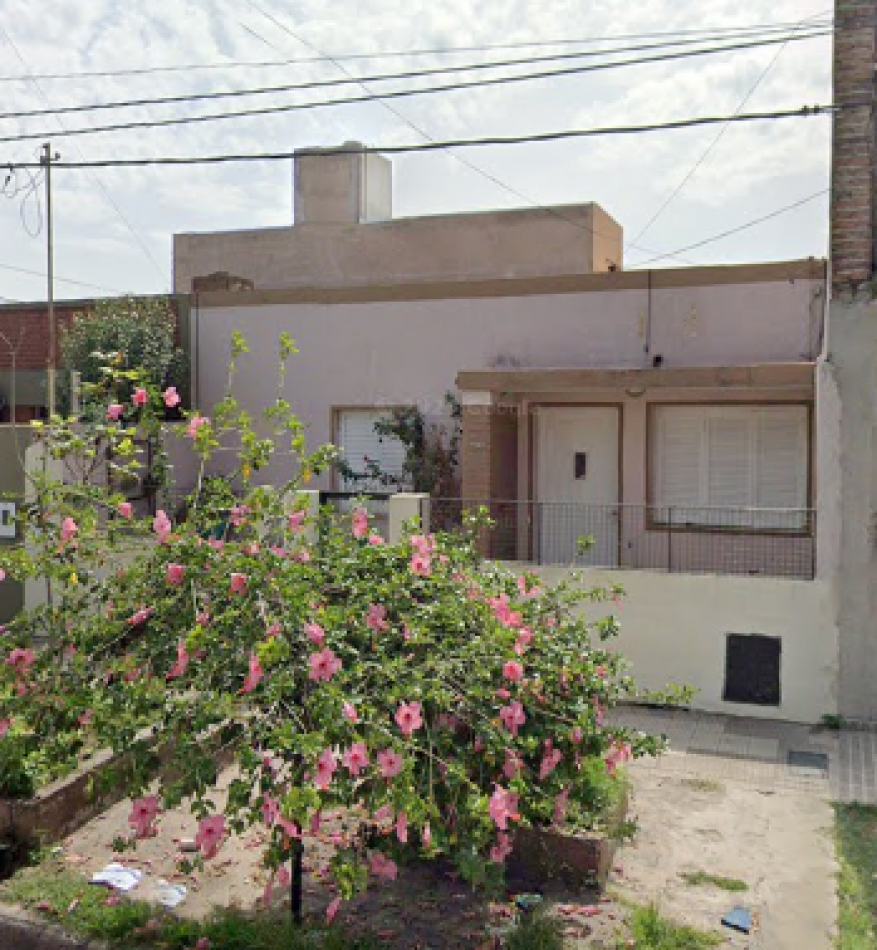 CASA AL FRENTE EN BARRIO SARGENTO CABRAL, SANTA FE