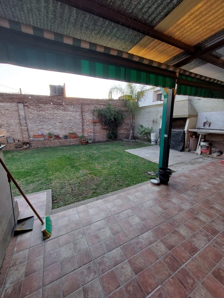 CASA AL FRENTE CON TRES DORMITORIOS Y LOTE EN VENTA 