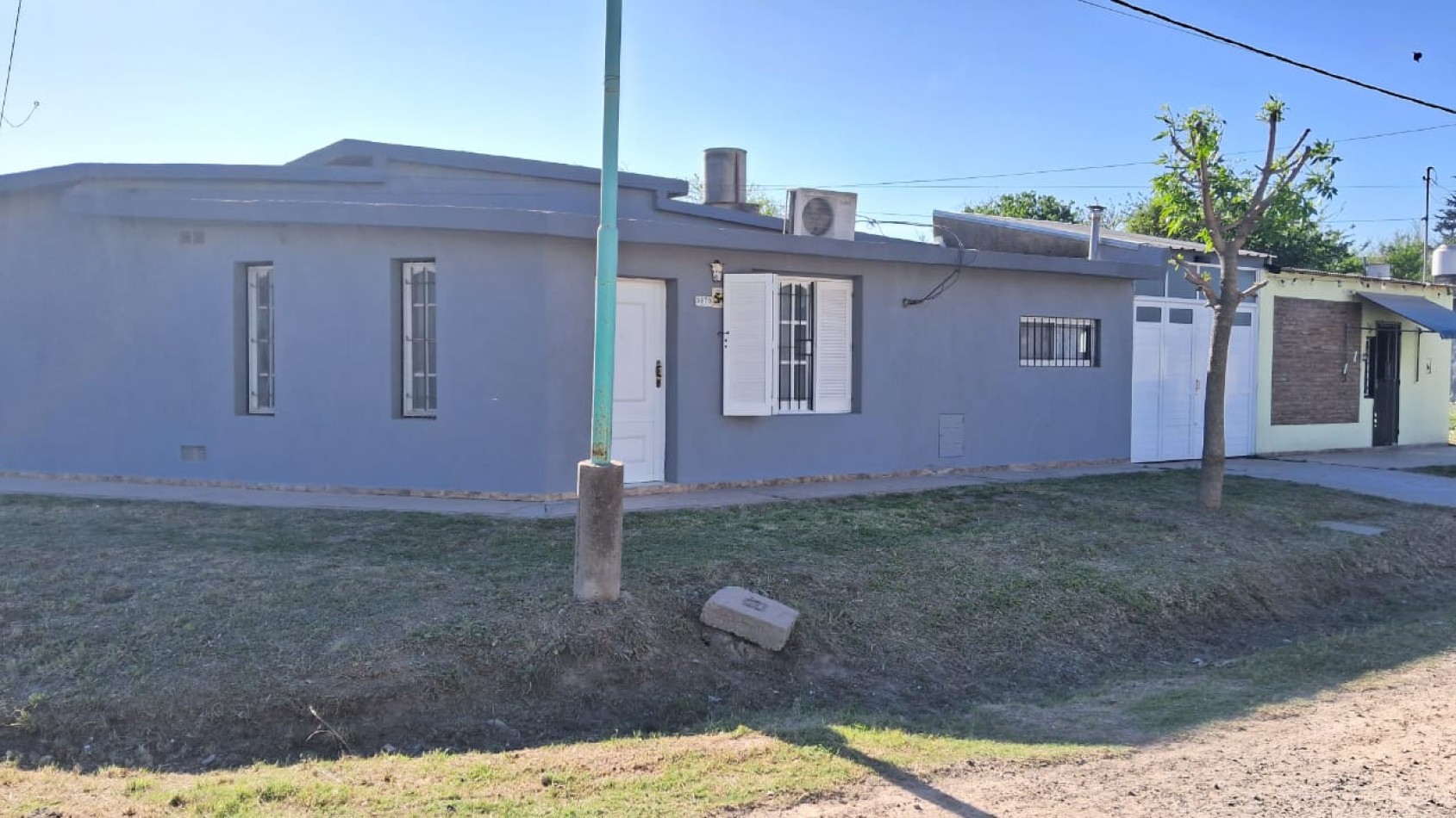 Casa con tres dormitorios y local comercial, barrio Lujan, Santo Tome