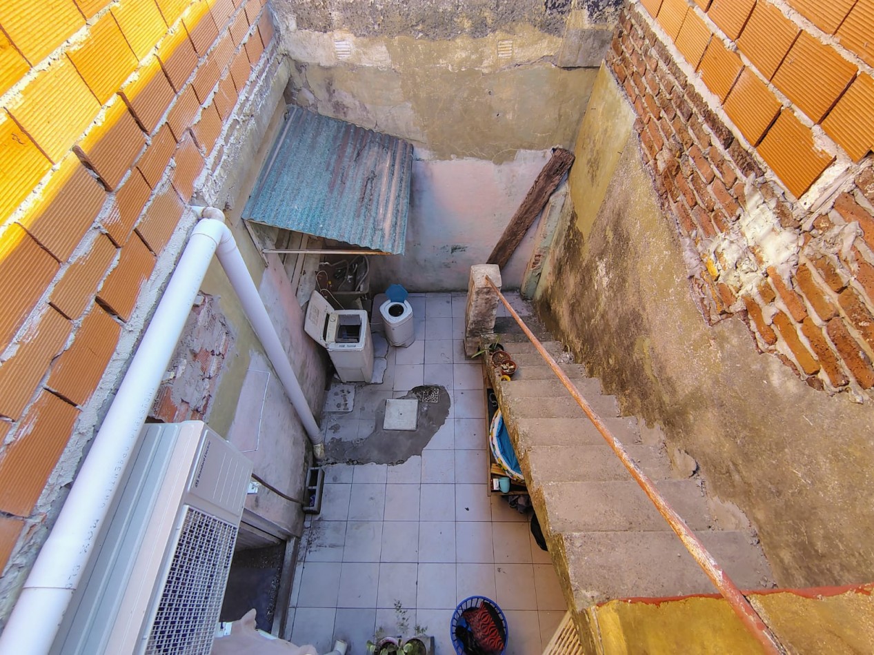 CASA INTERNA DE TRES DORMITORIOS, BARRIO ROMA, A REFACCIONAR 