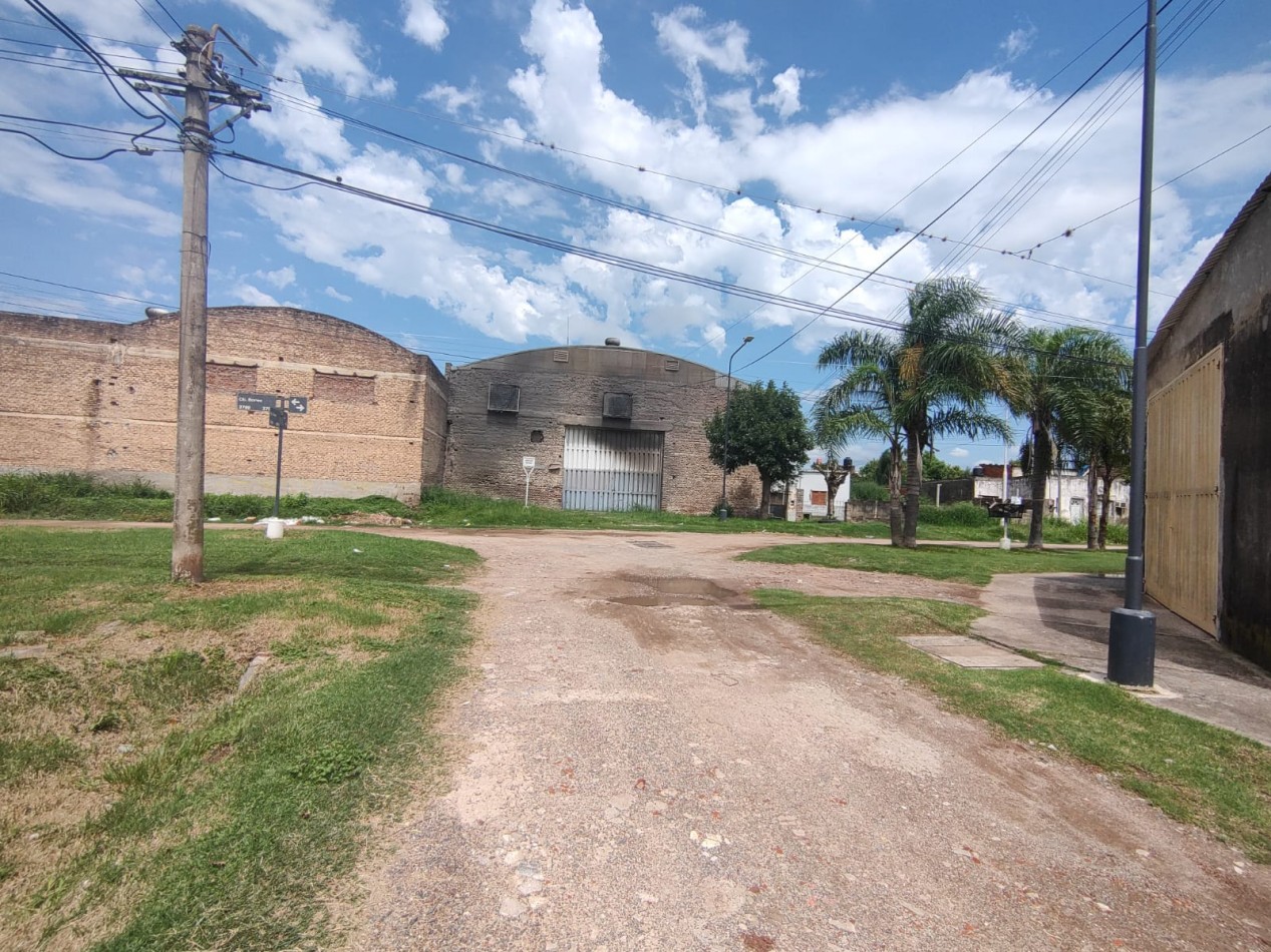 VENTA DE CASA CON TRES DORMITORIOS Y PATIO, SANTA FE