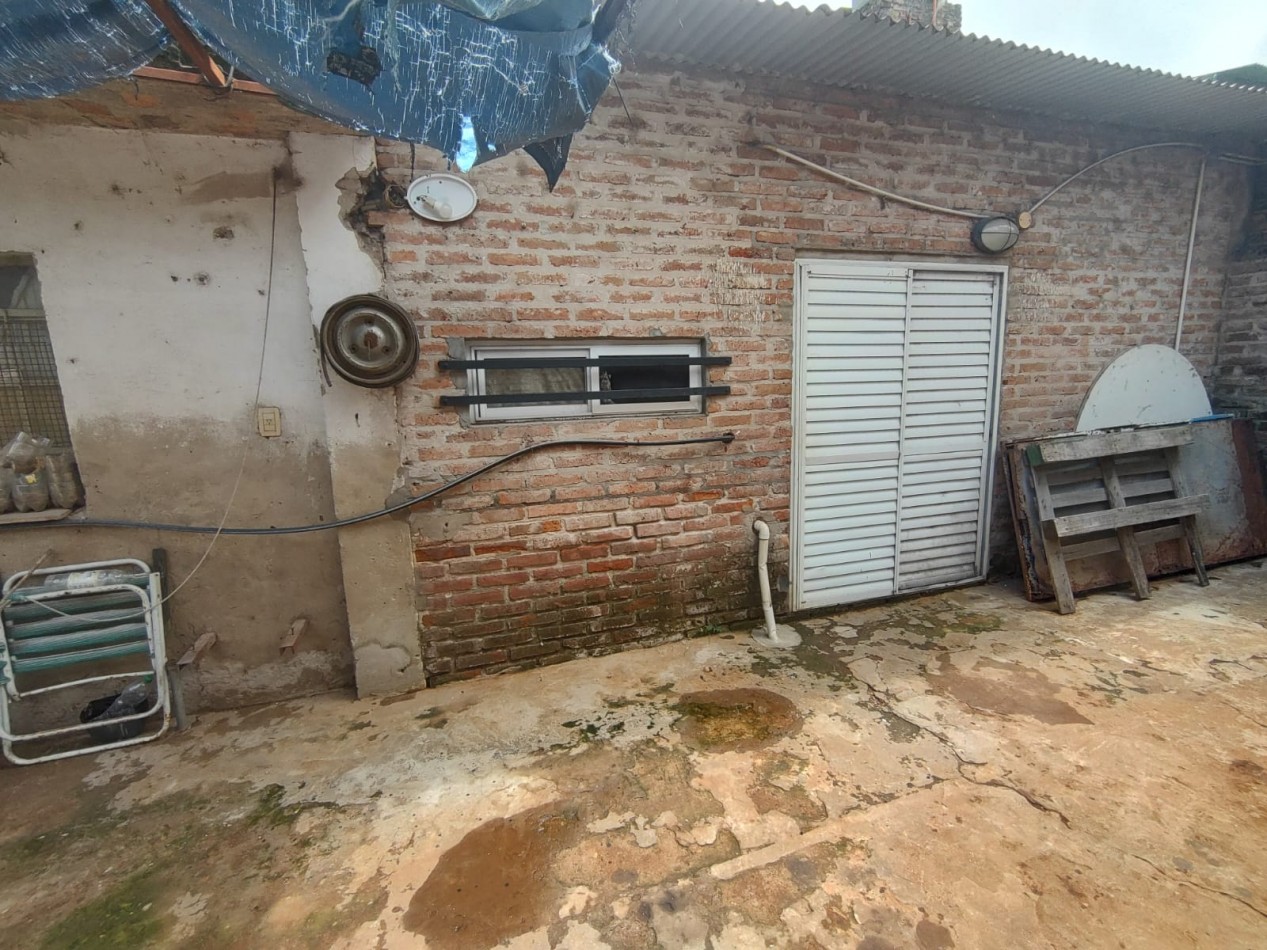 VENTA DE CASA CON TRES DORMITORIOS Y PATIO, SANTA FE