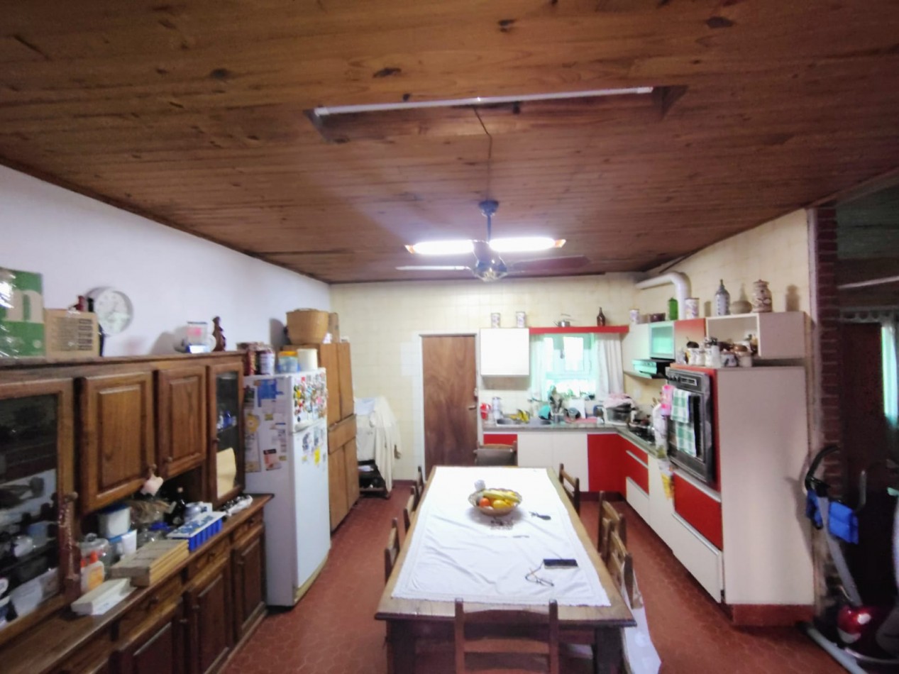 CASA CON GRAN TERRENO  BARRIO FOMENTO 9 DE JULIO 