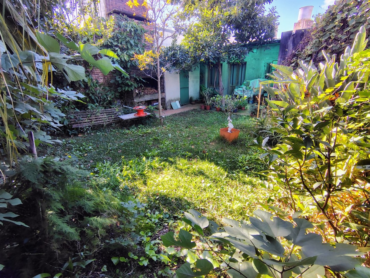 CASA CON GRAN TERRENO  BARRIO FOMENTO 9 DE JULIO 