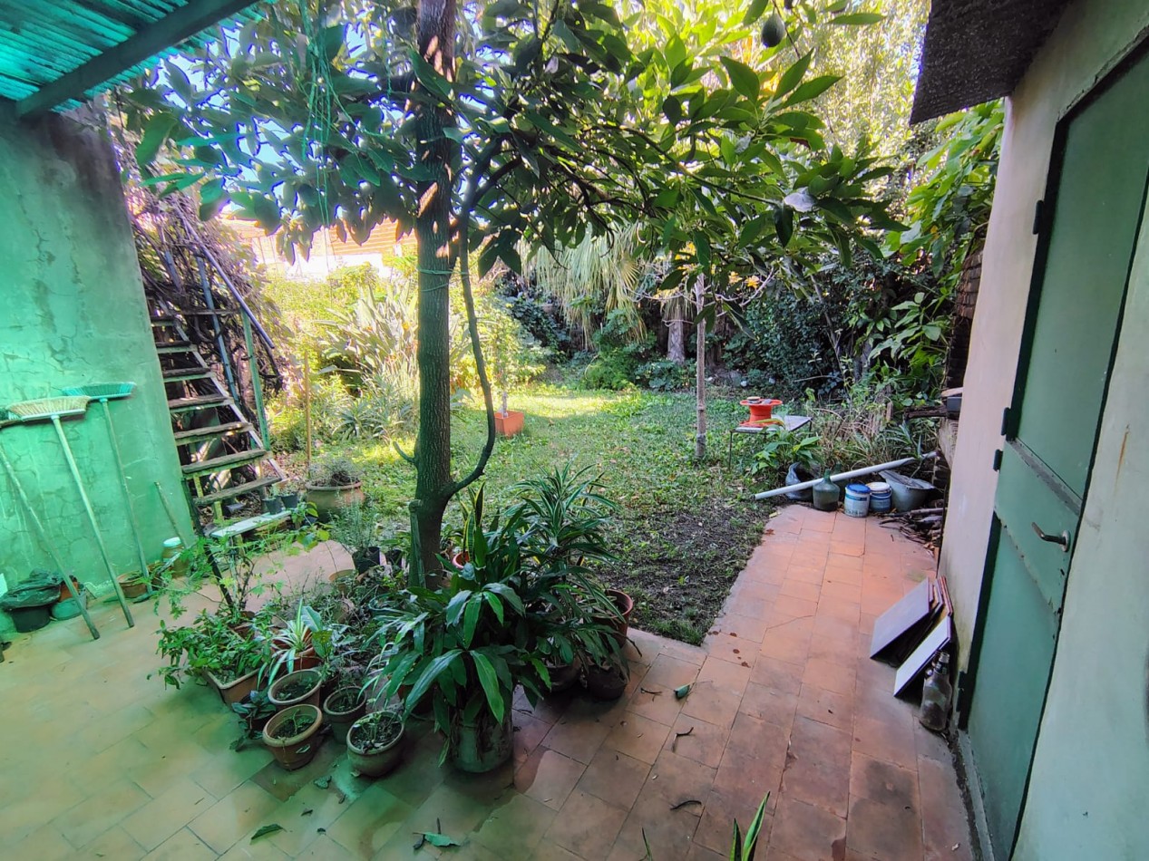 CASA CON GRAN TERRENO  BARRIO FOMENTO 9 DE JULIO 