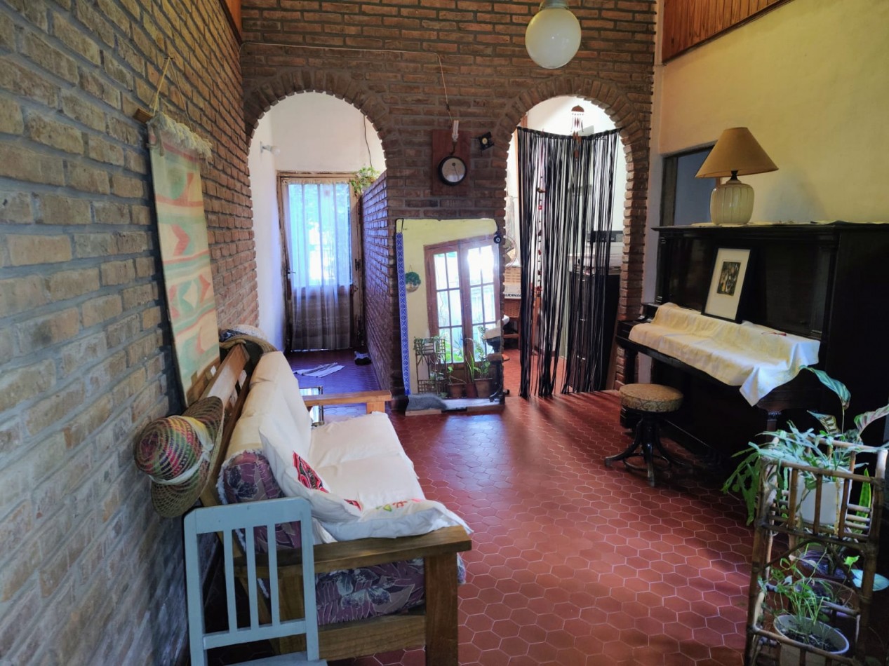 CASA CON GRAN TERRENO  BARRIO FOMENTO 9 DE JULIO 