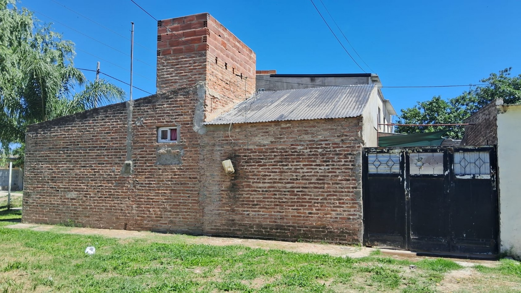 CASA AL FRENTE EN PH DE 2 DORMITORIOS Y PATIO, SANTO TOME.