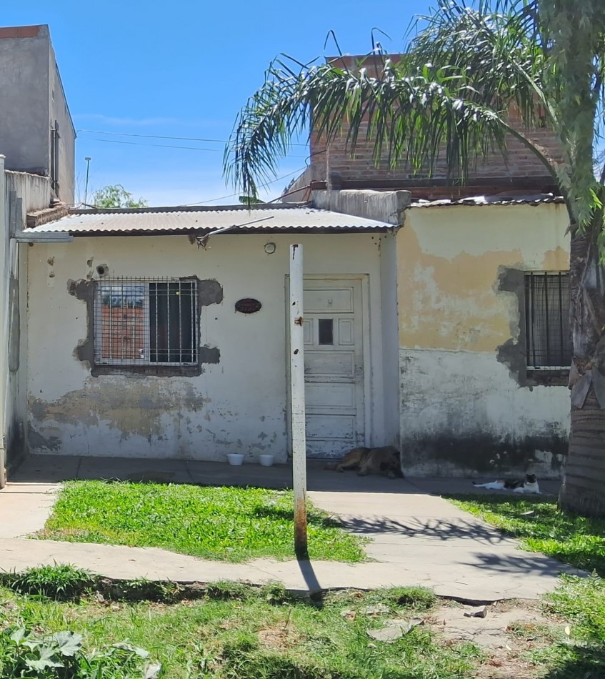 CASA AL FRENTE EN PH DE 2 DORMITORIOS Y PATIO, SANTO TOME.