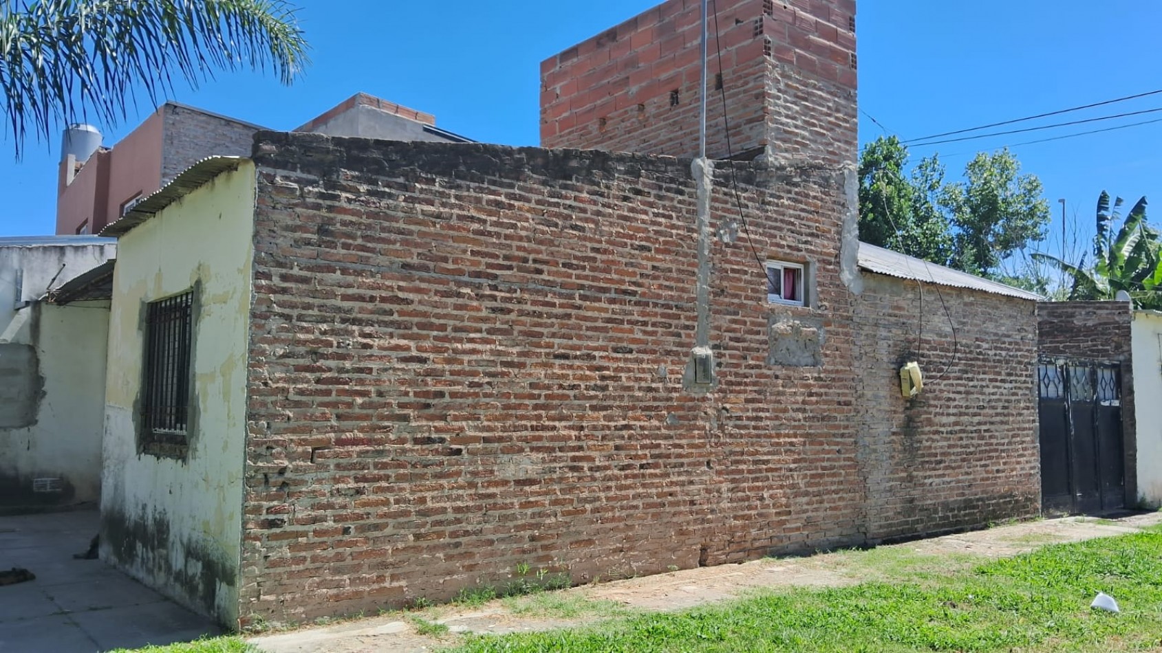CASA AL FRENTE EN PH DE 2 DORMITORIOS Y PATIO, SANTO TOME.