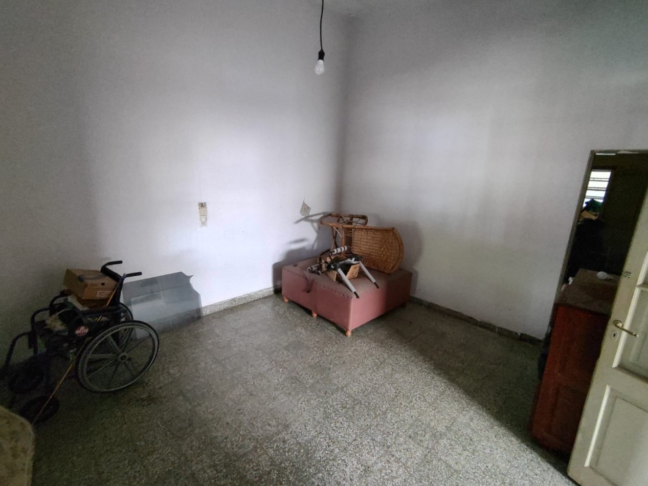 Casa a reciclar con galpon, patio y departamento.