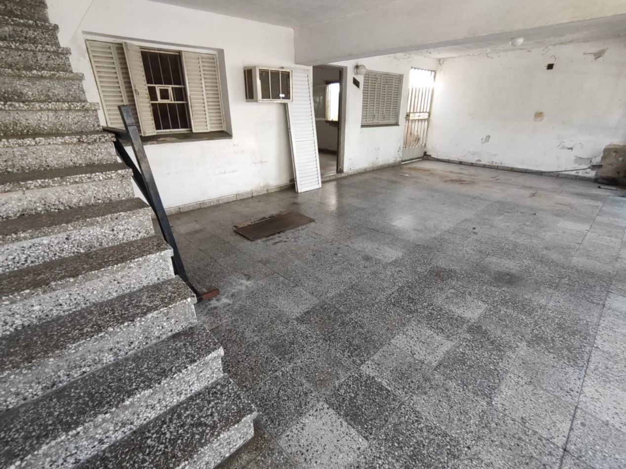 Casa a reciclar con galpon, patio y departamento.