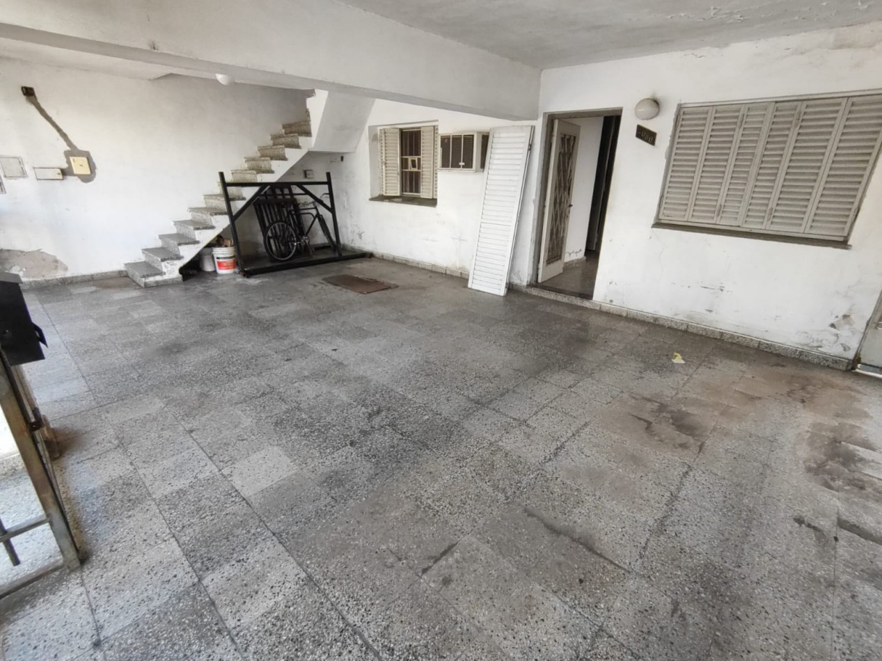 Casa a reciclar con galpon, patio y departamento.