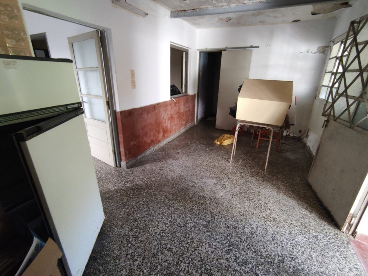Casa a reciclar con galpon, patio y departamento.