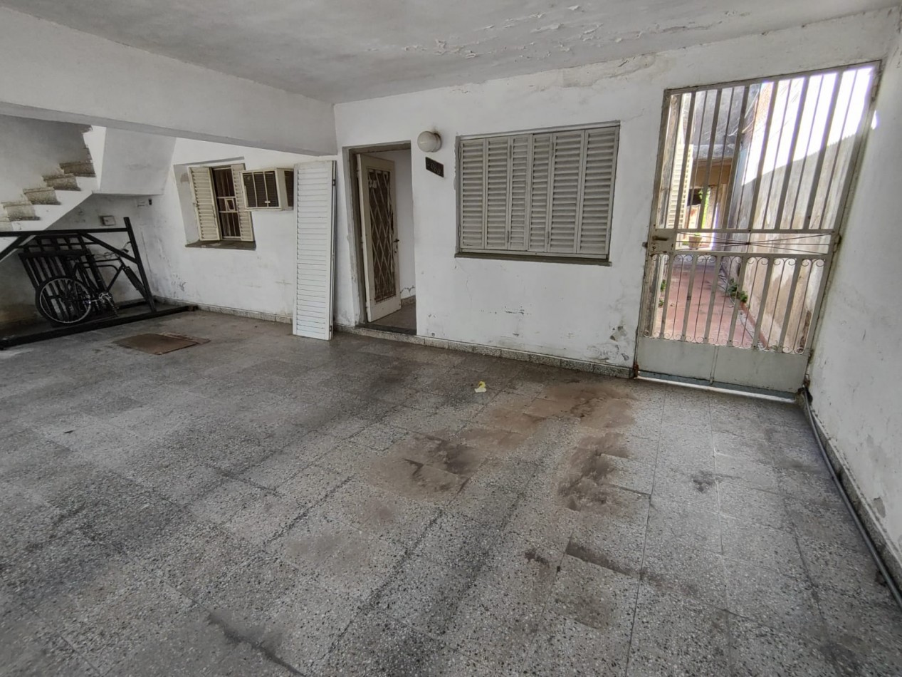 Casa a reciclar con galpon, patio y departamento.