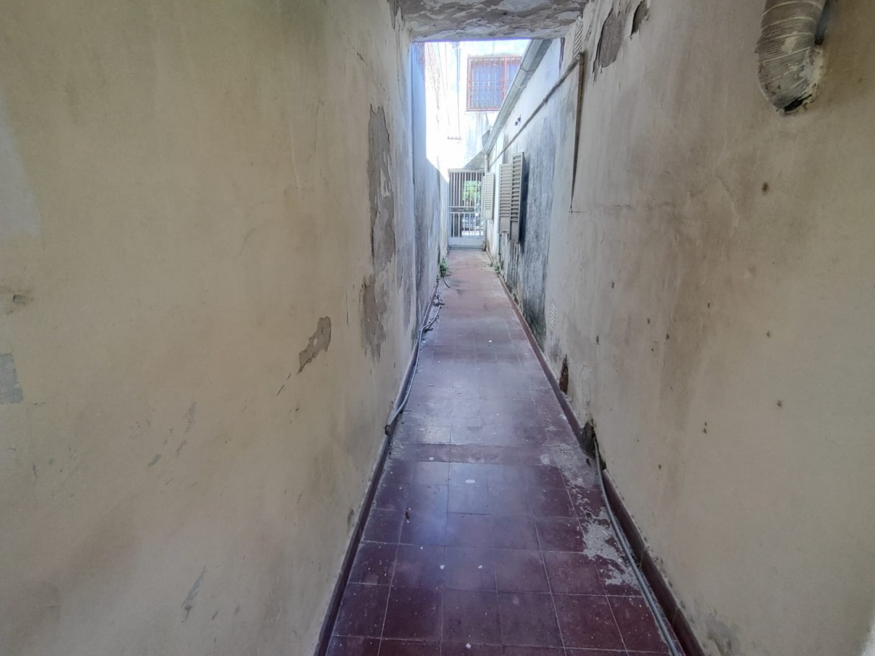Casa a reciclar con galpon, patio y departamento.