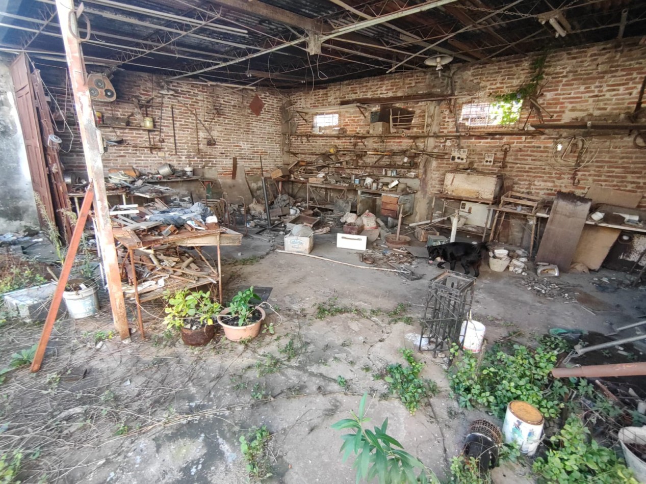 Casa a reciclar con galpon, patio y departamento.