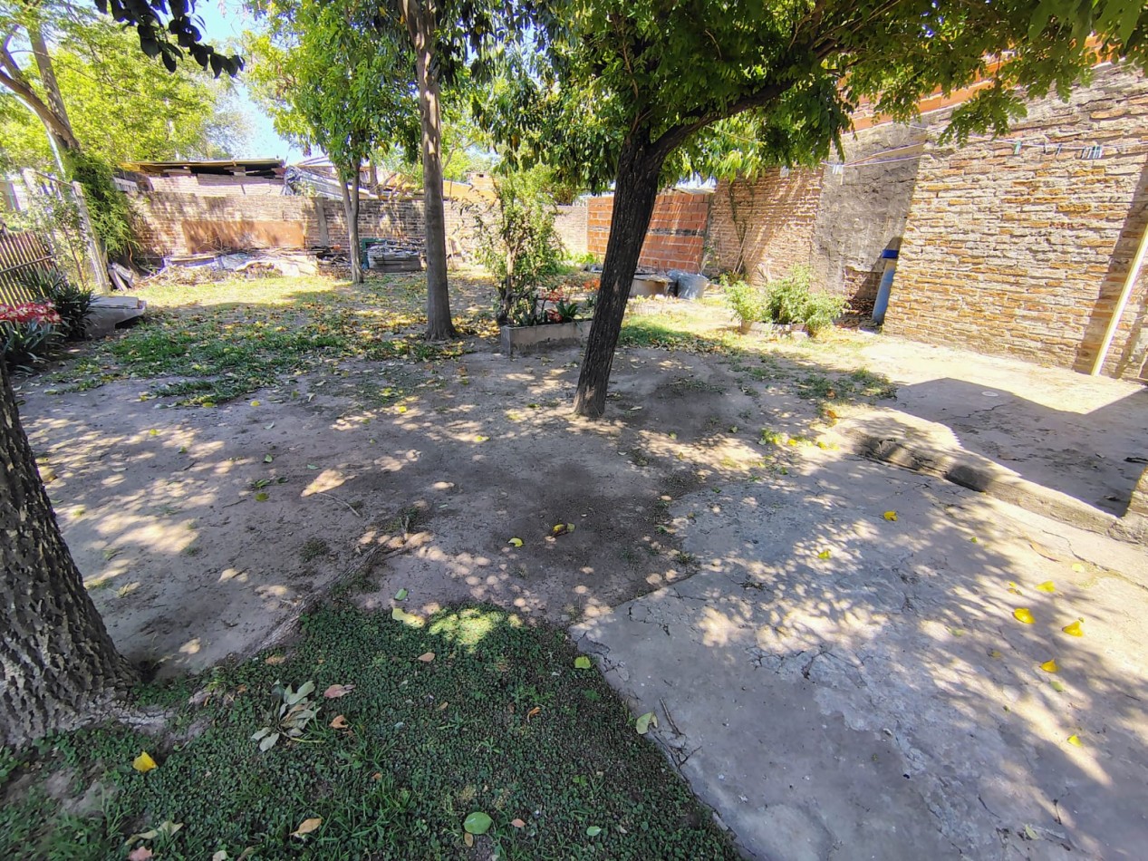 Casa en esquina con amplio terreno y gran patio en Santa Fe - ideal para ampliar