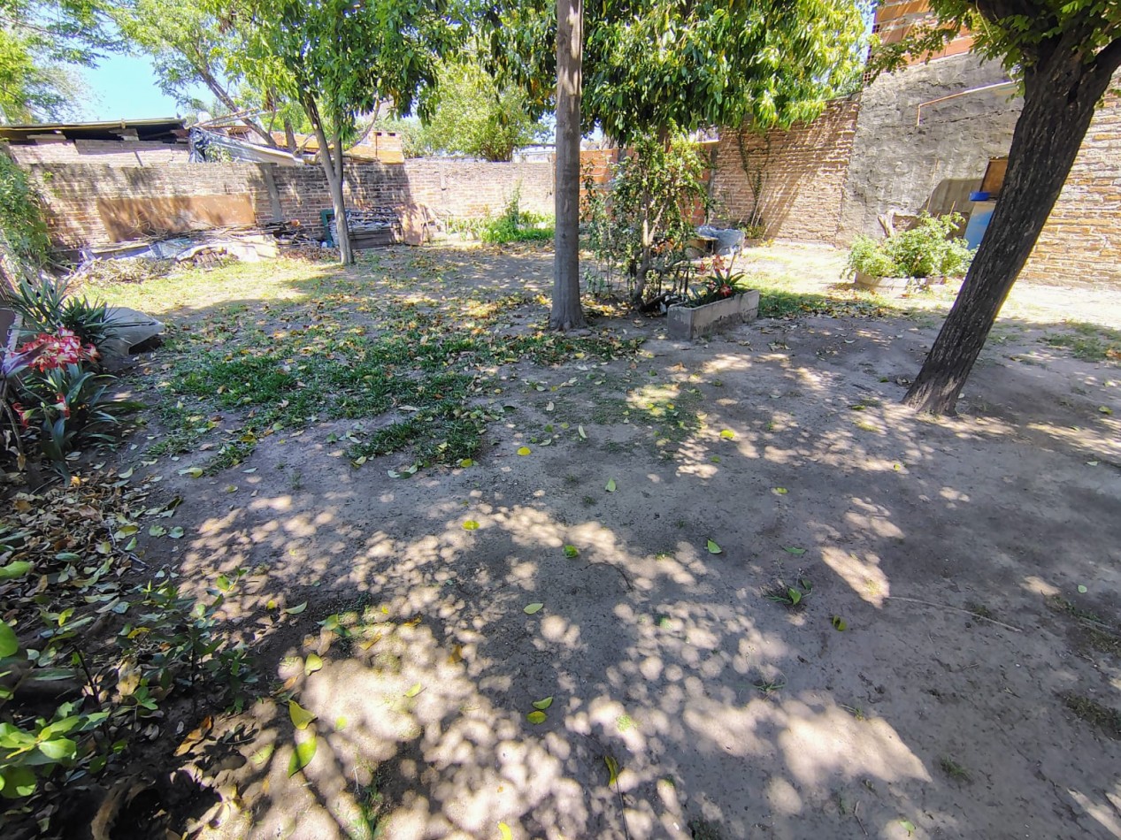 Casa en esquina con amplio terreno y gran patio en Santa Fe - ideal para ampliar