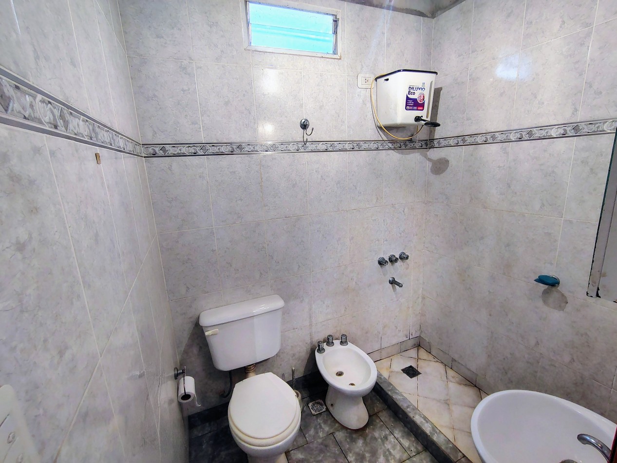 Casa en esquina con amplio terreno y gran patio en Santa Fe - ideal para ampliar