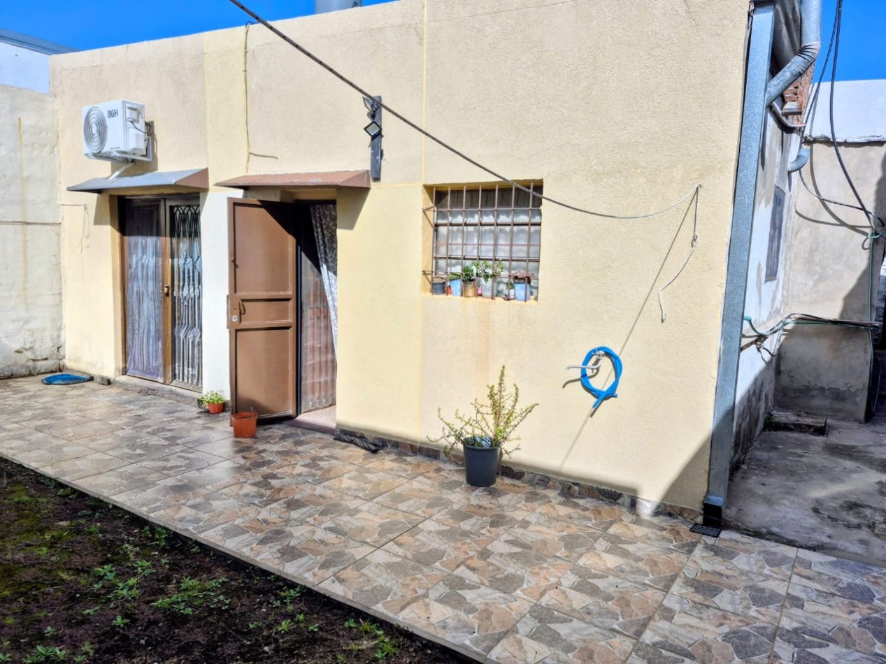 CASA DE DOS DORMITORIOS, CON PATIO Y COCHERA, SANTA FE