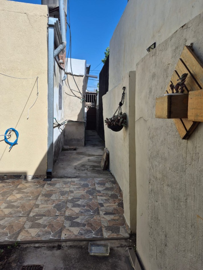 CASA DE DOS DORMITORIOS, CON PATIO Y COCHERA, SANTA FE