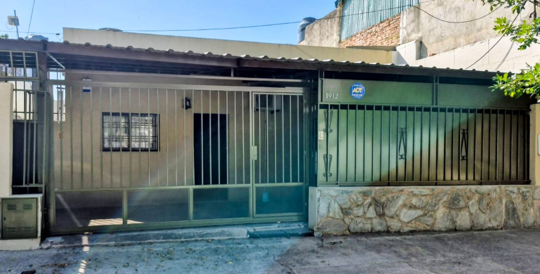 CASA DE DOS DORMITORIOS, CON PATIO Y COCHERA, SANTA FE