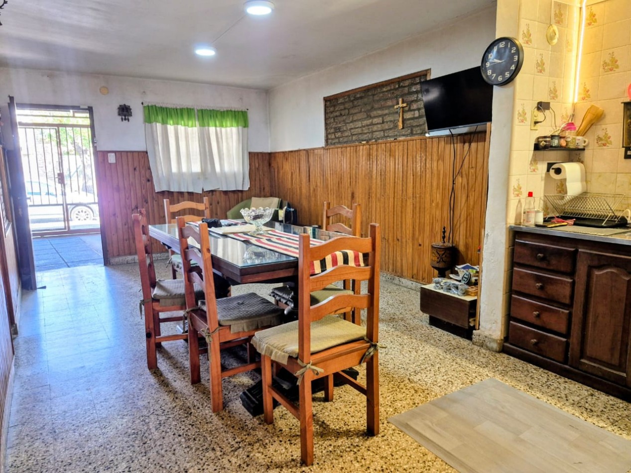 CASA DE DOS DORMITORIOS, CON PATIO Y COCHERA, SANTA FE