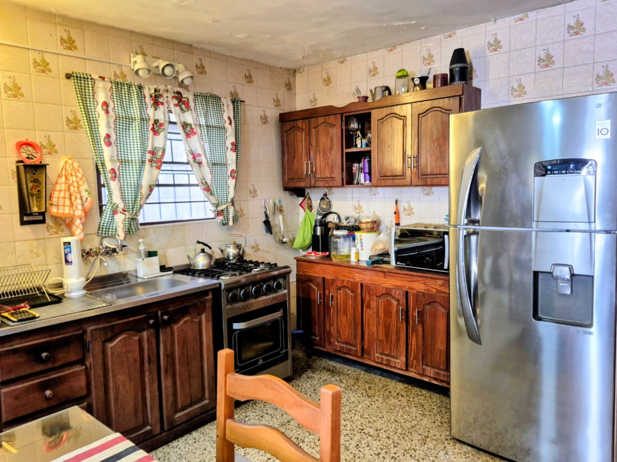 CASA DE DOS DORMITORIOS, CON PATIO Y COCHERA, SANTA FE