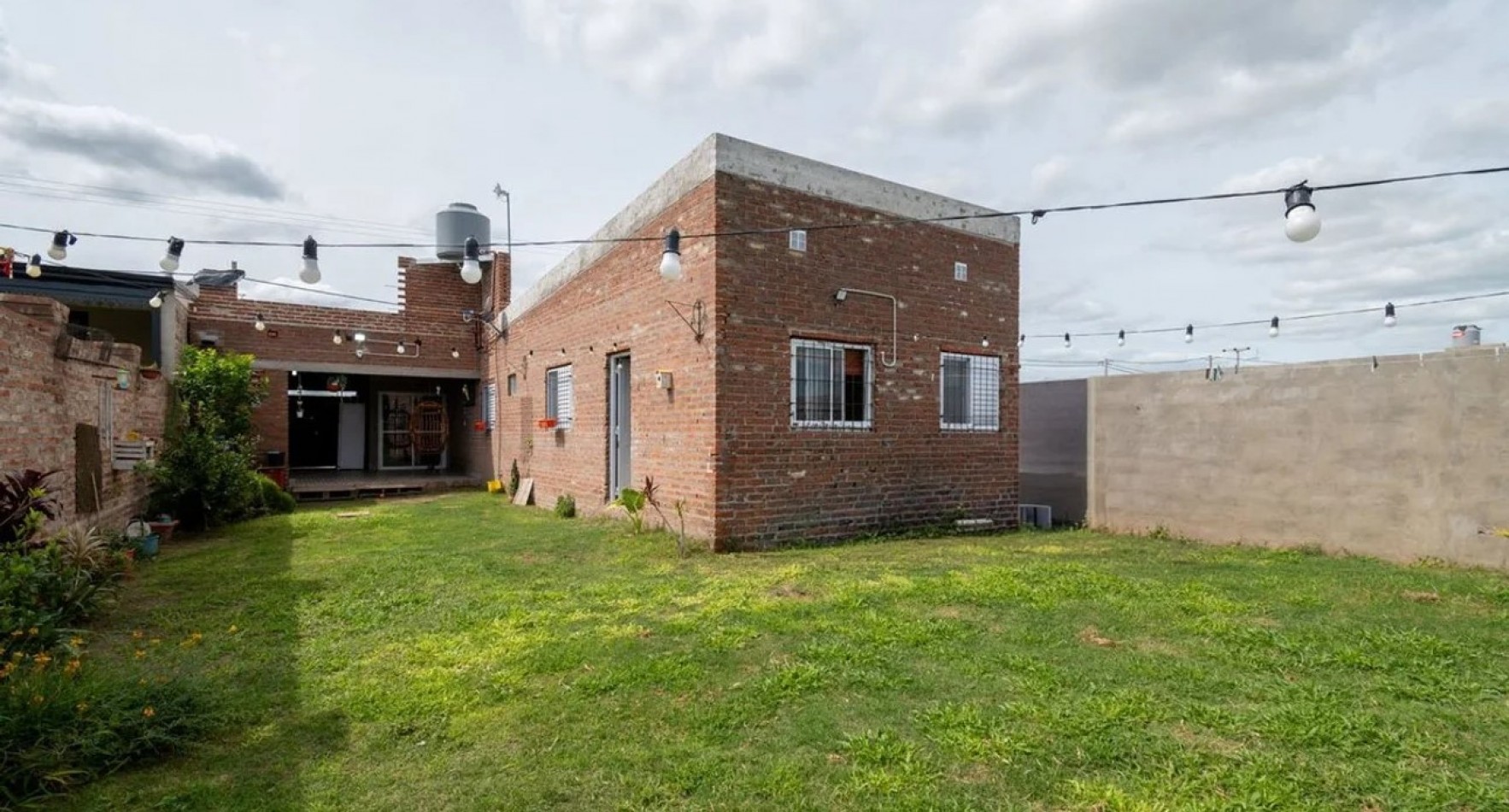 Casa a estrenar 2 dormitorios , cochera y patio - Praderas