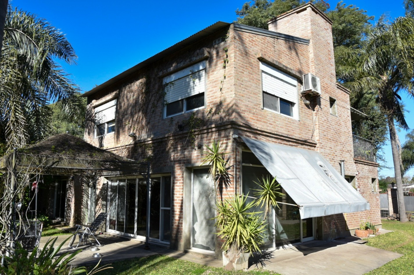 CASA DE DOS PLANTAS, PISCINA Y PARQUIZADO, SAUCE VIEJO
