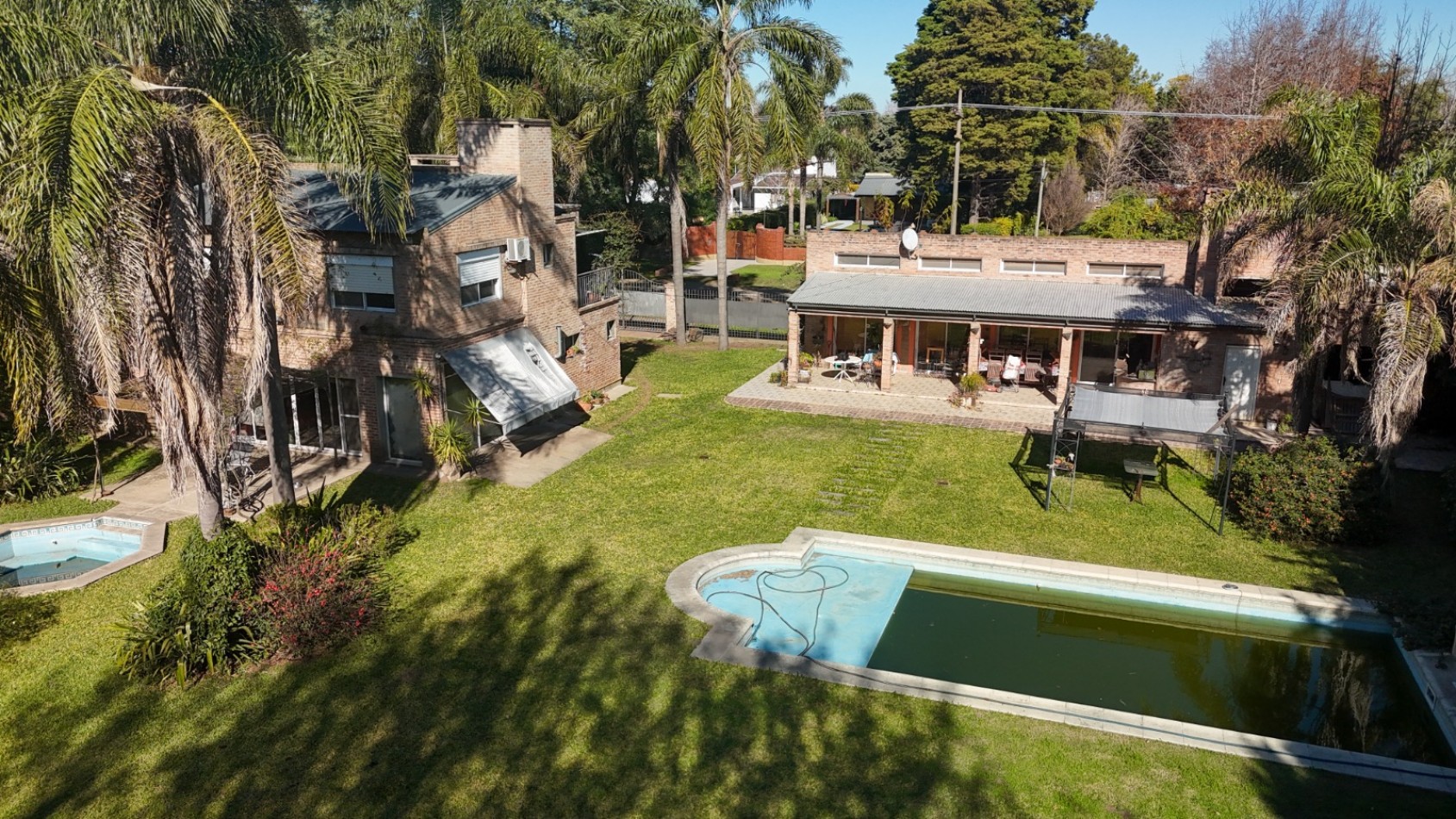 CASA DE DOS PLANTAS, PISCINA Y PARQUIZADO, SAUCE VIEJO