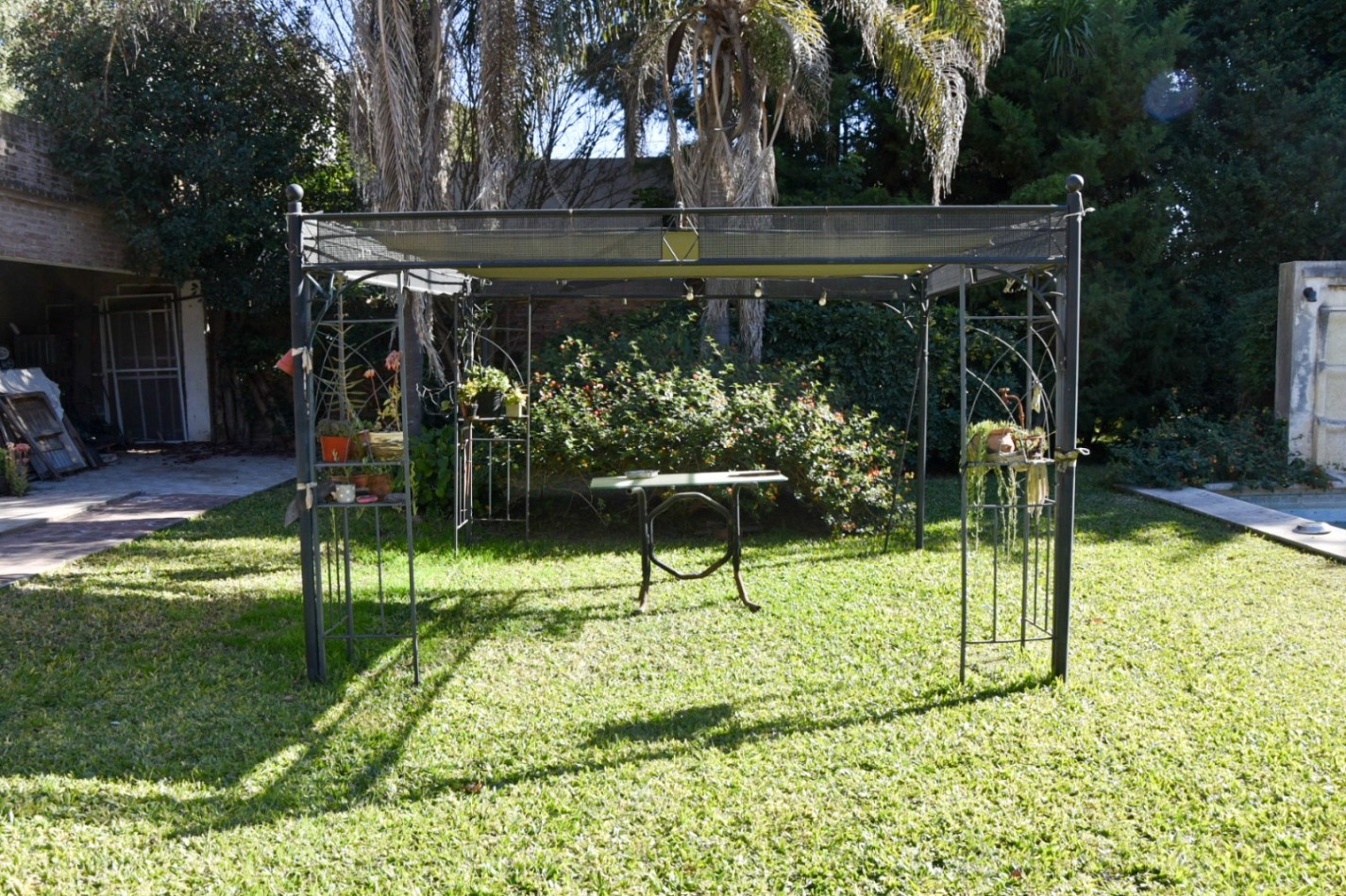CASA DE DOS PLANTAS, PISCINA Y PARQUIZADO, SAUCE VIEJO