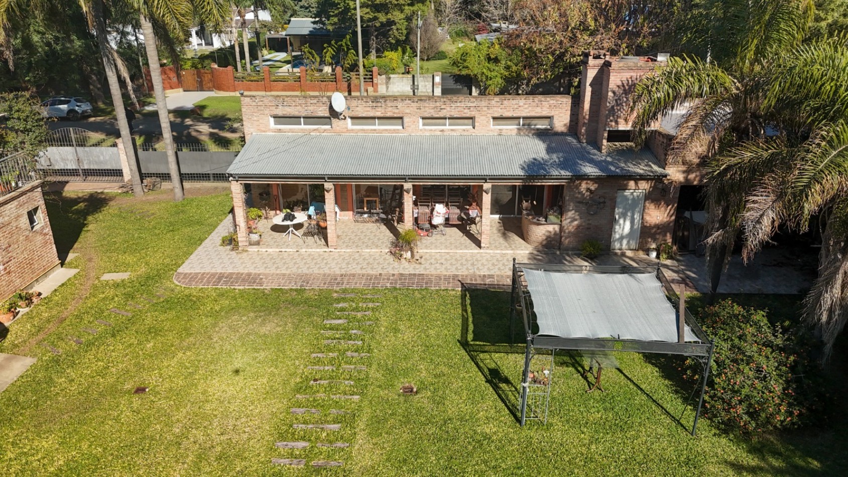CASA DE DOS PLANTAS, PISCINA Y PARQUIZADO, SAUCE VIEJO