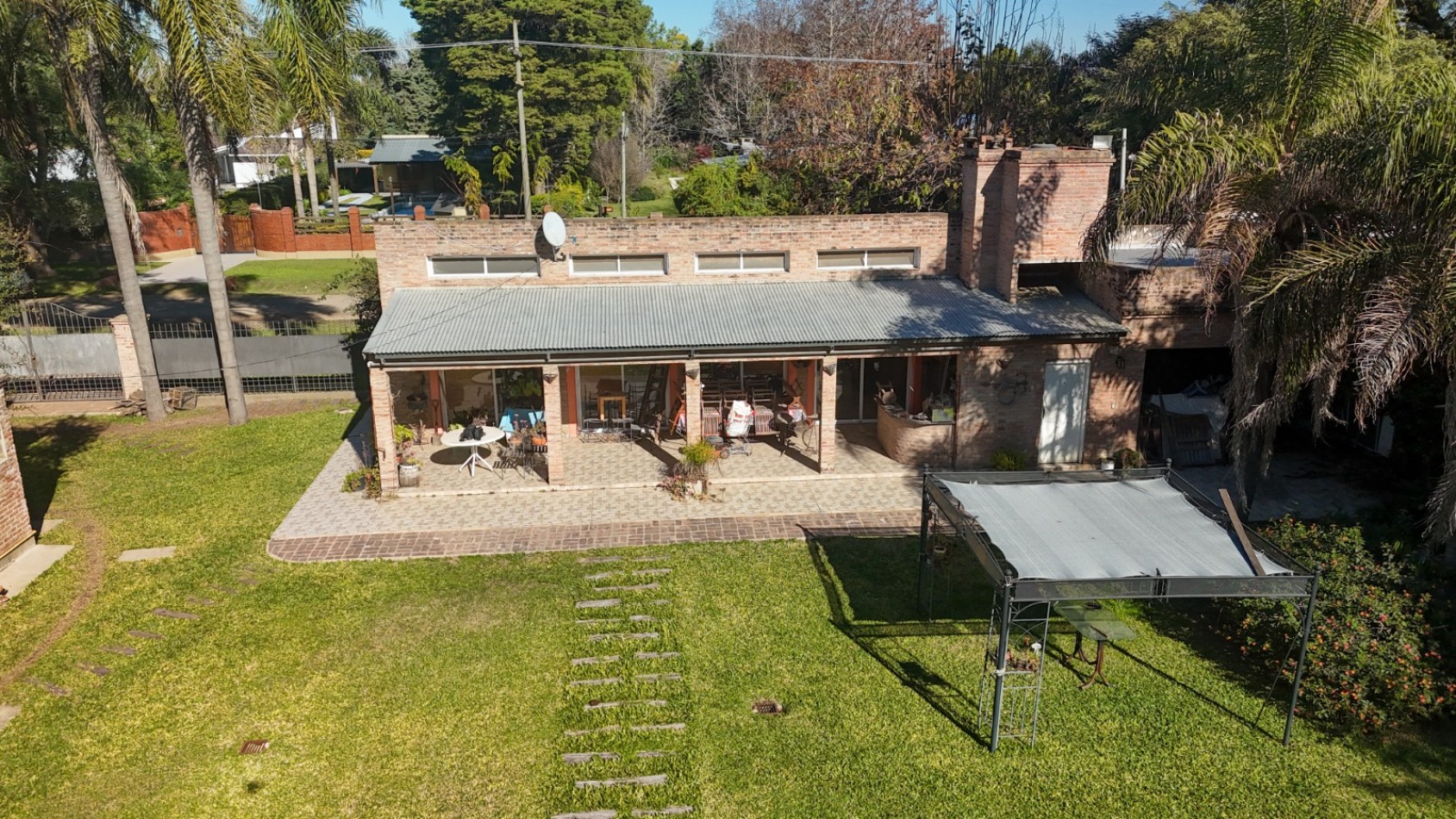 CASA DE DOS PLANTAS, PISCINA Y PARQUIZADO, SAUCE VIEJO