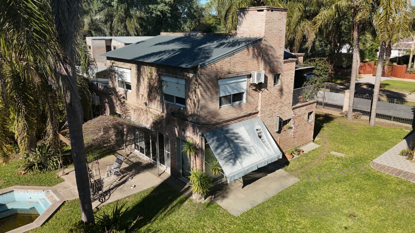 CASA DE DOS PLANTAS, PISCINA Y PARQUIZADO, SAUCE VIEJO