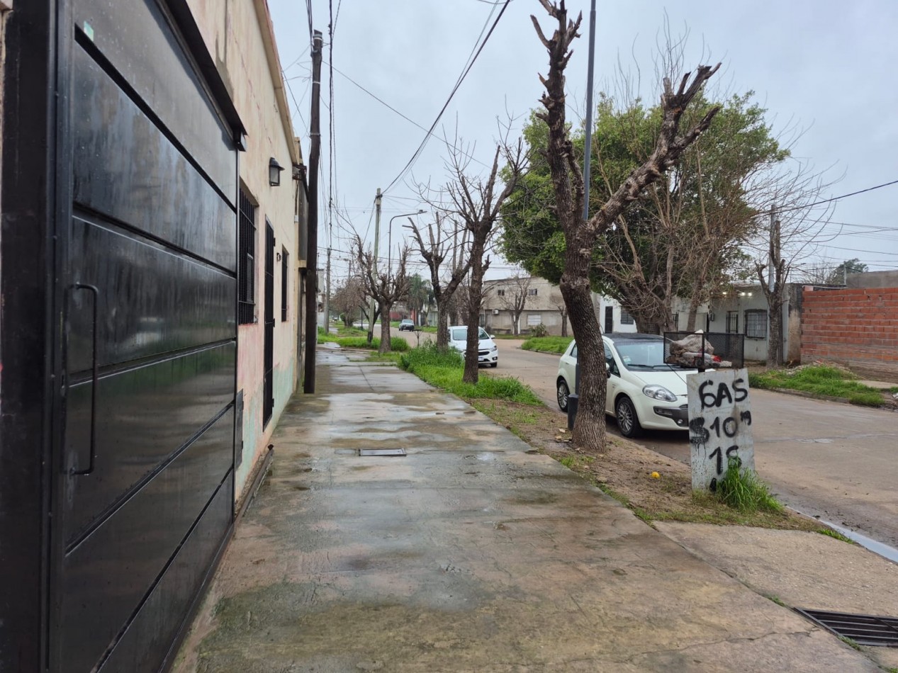 CASA DE 3 DORMITORIOS CERCA DE AVENIDA