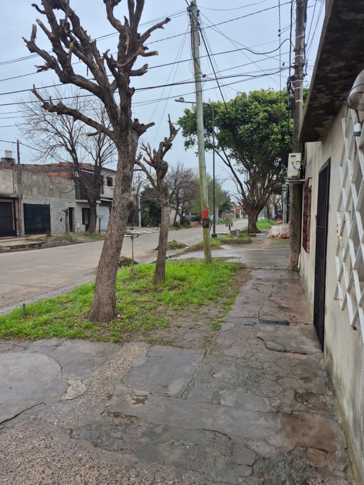 CASA DE 3 DORMITORIOS CERCA DE AVENIDA