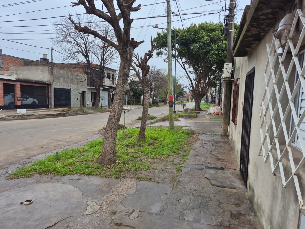 CASA DE 3 DORMITORIOS CERCA DE AVENIDA