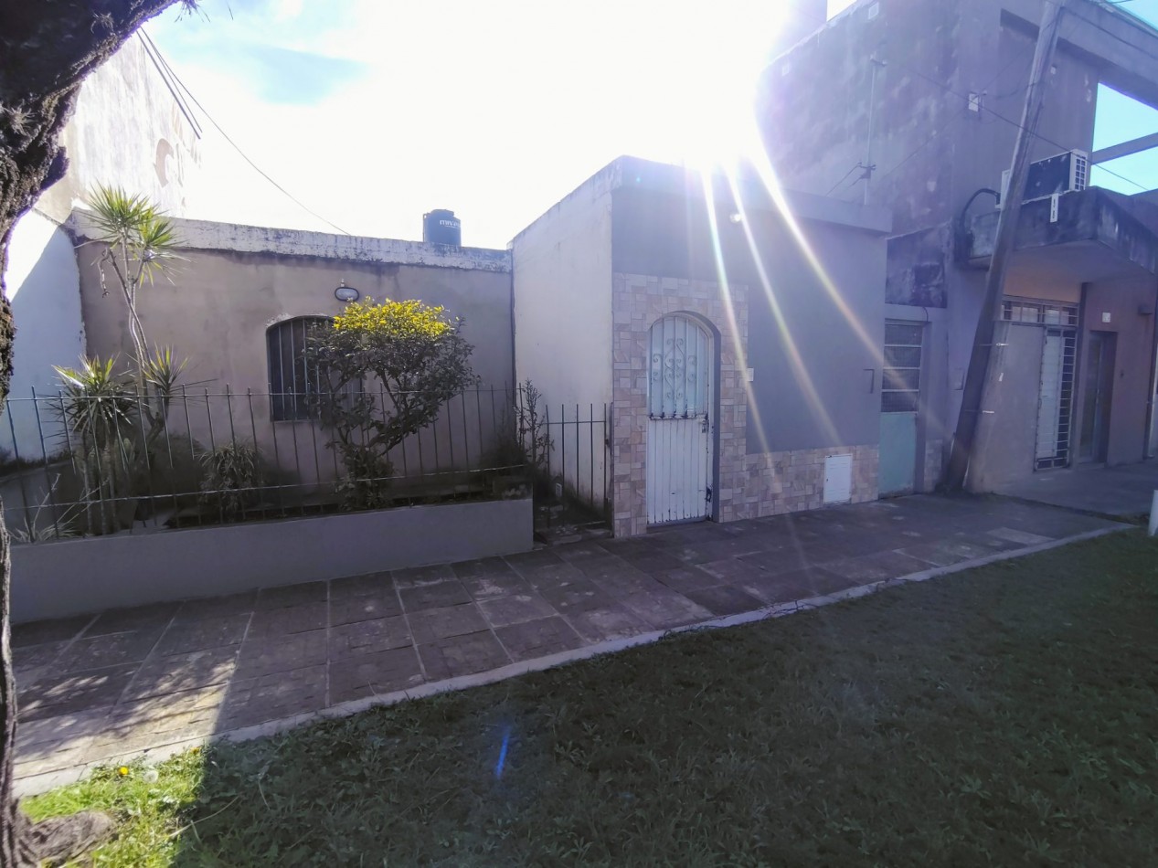 Casa Frente a los cuarteles , 2 dormitorios y patio