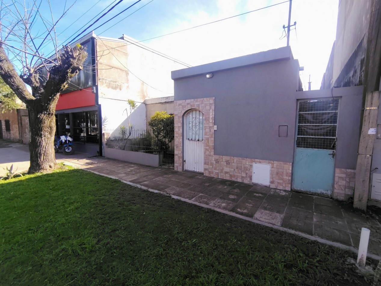 Casa Frente a los cuarteles , 2 dormitorios y patio