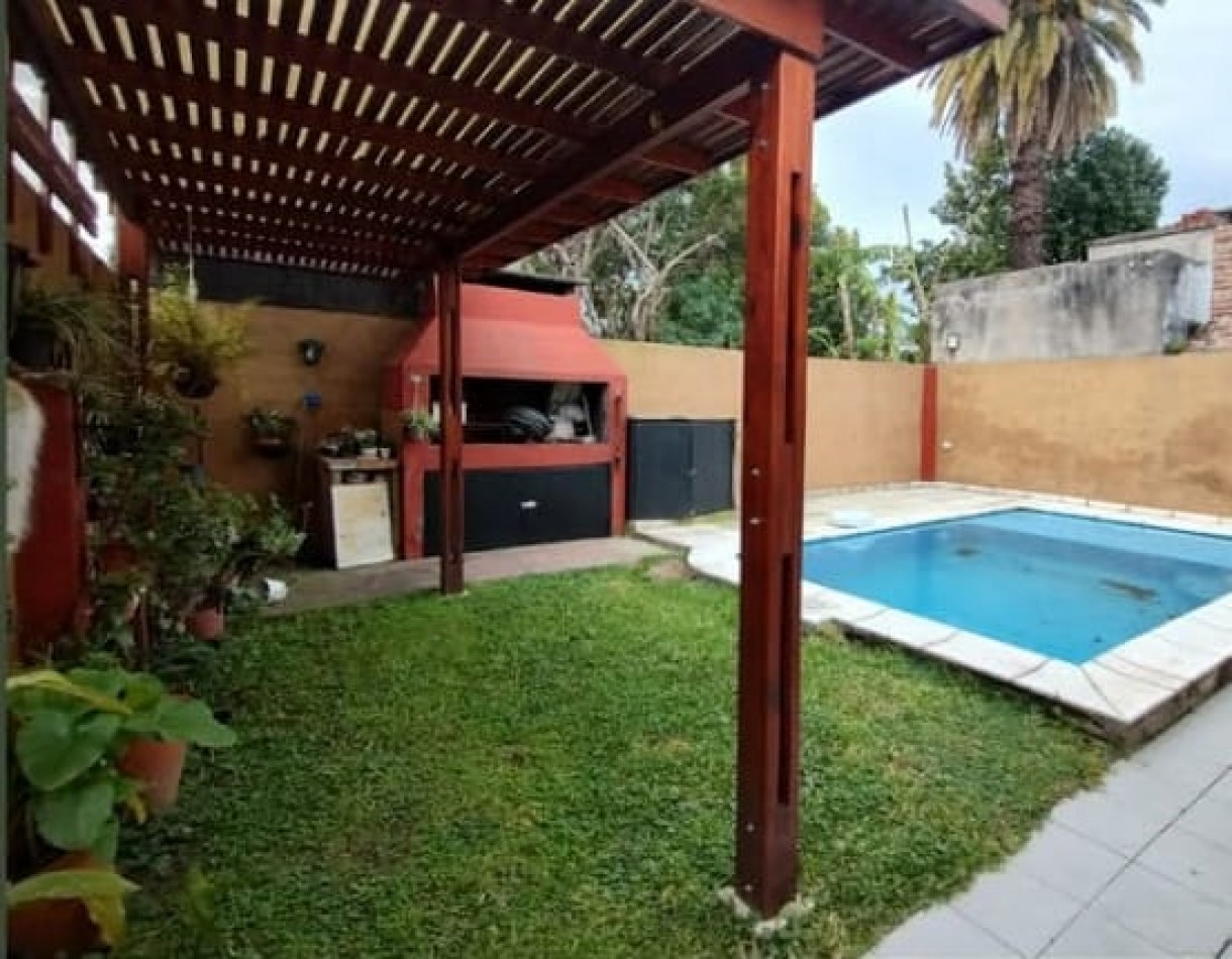 CASA DE 2 DORMITORIOS + OFICINA Y PISCINA