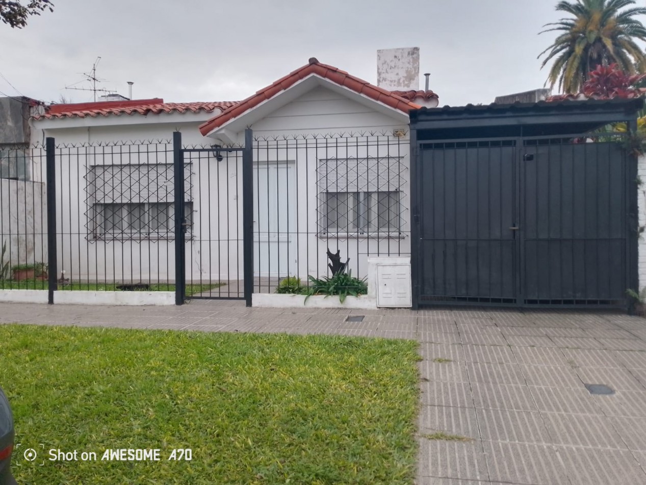 CASA DE 2 DORMITORIOS + OFICINA Y PISCINA