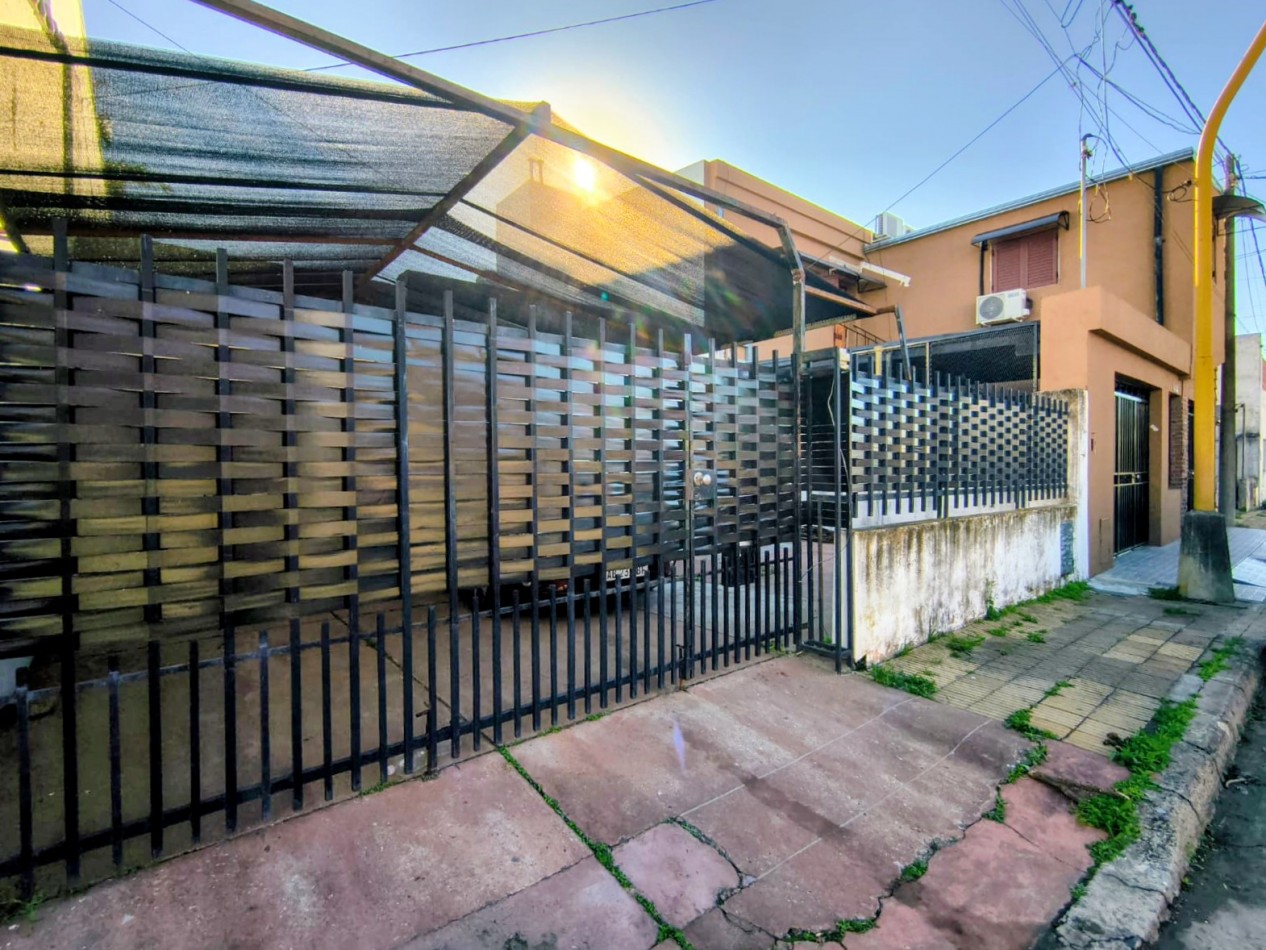 CASA DE 3 DORMITORIOS, COCHERA Y TODOS LOS SERVICIOS - ZONA UNIVERSIDAD TECNOLOGICA