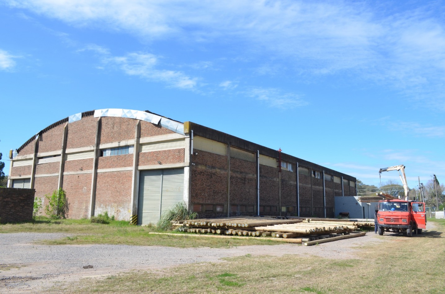 GALPON INDUSTRIAL CON OFICINAS, SOBRE TERRENO DE 2,5 HECTAREAS, A METROS DE RUTA 11