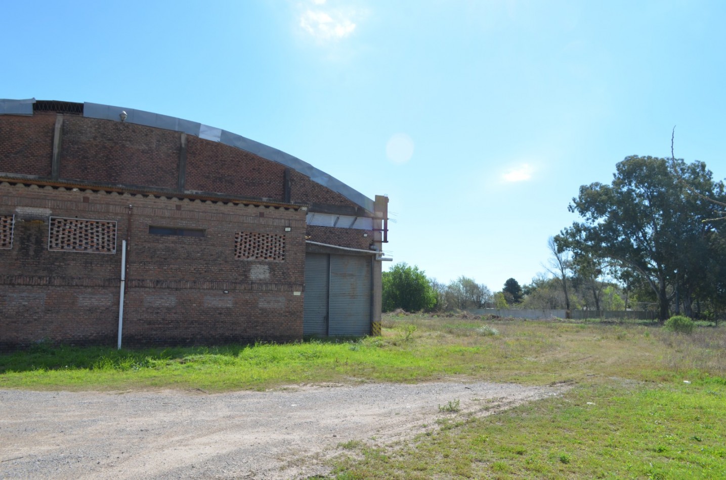 GALPON INDUSTRIAL CON OFICINAS, SOBRE TERRENO DE 2,5 HECTAREAS, A METROS DE RUTA 11