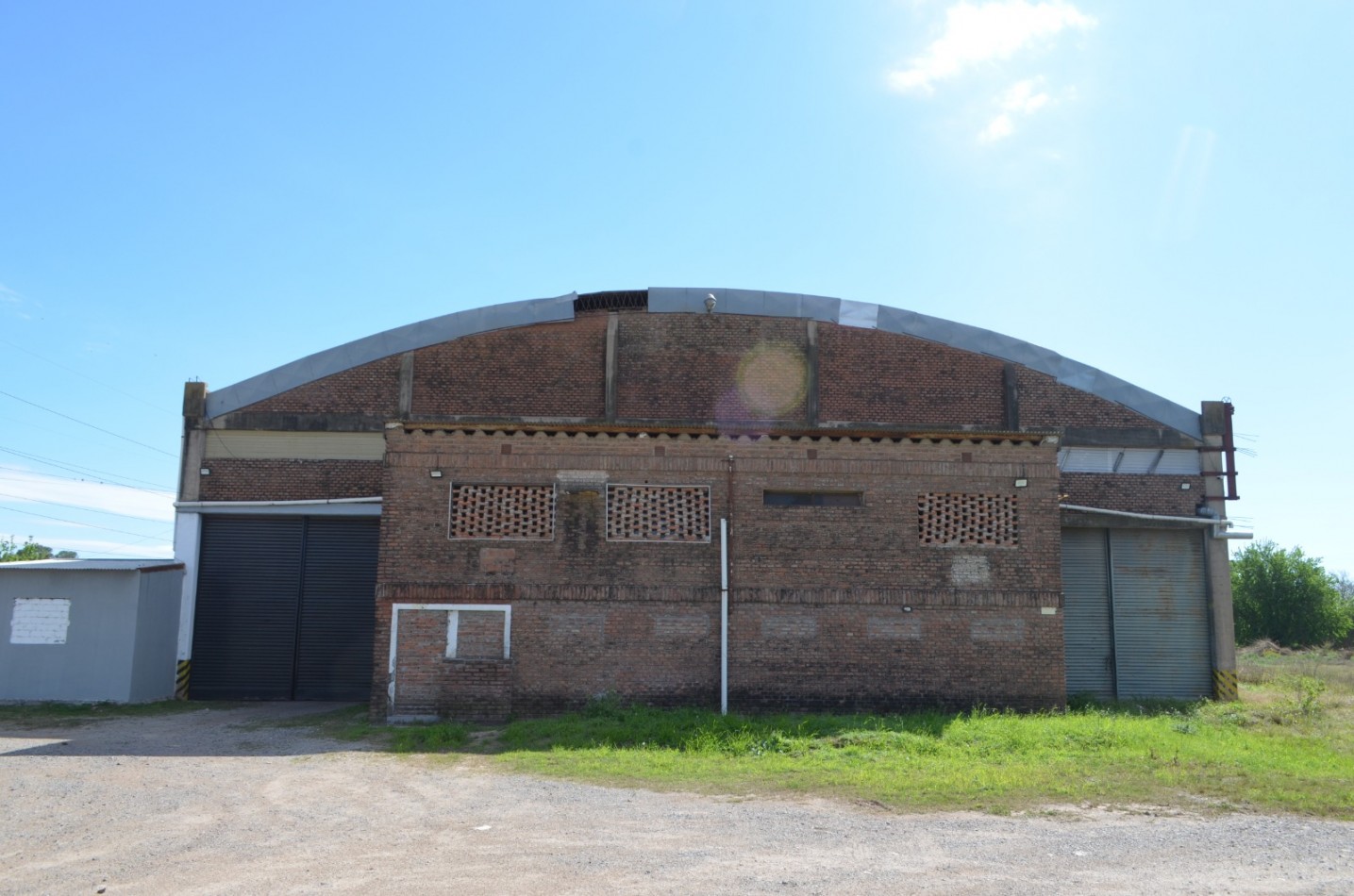 GALPON INDUSTRIAL CON OFICINAS, SOBRE TERRENO DE 2,5 HECTAREAS, A METROS DE RUTA 11