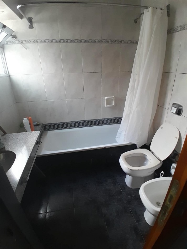 CASA DE 2 DORMITORIOS CON COCHERA