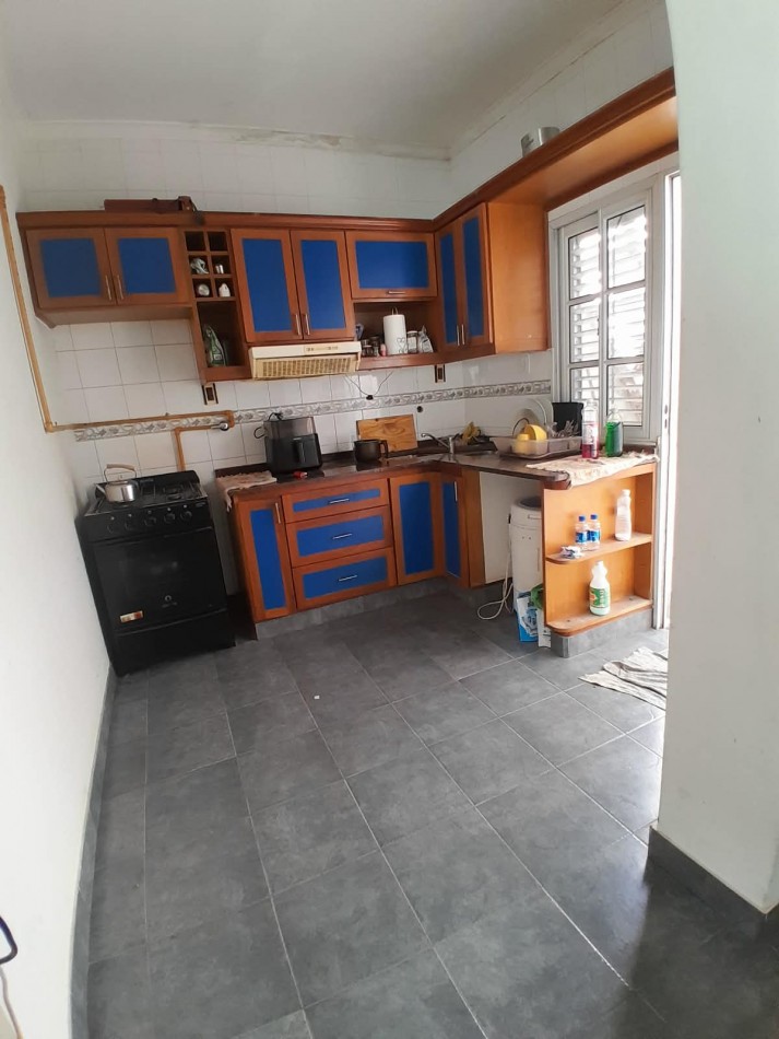 CASA DE 2 DORMITORIOS CON COCHERA